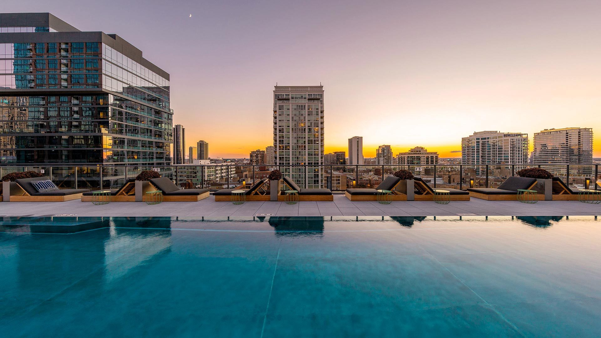 Marlowe chicago rooftop pool sunset view 1